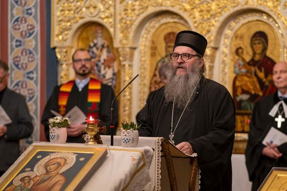 Bischof Andrej Ćilerdžić von der gastgebenden Serbisch-orthodoxen Kirche.