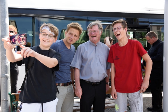 Visitation Freistadt: Schüler machen mit Pastoralassistent Wolfgang Gratzl und Bischof Manfred Scheuer ein Selfie am Stifterplatz in Freistadt
