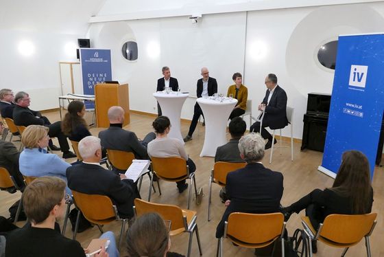 Podium (v. l.): Prof. Dr. Markus Scholz (TU Dresden), Ass.-Prof. Dr. Lukas Kaelin (KU Linz), Chefredakteurin Doris Helmberger-Fleckl (Die FURCHE), Vorstandsdirektor Maximilian Pointner (Allgemeine Sparkasse Oberösterreich)