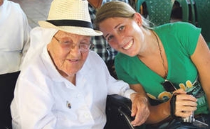 Sr. Elfriede Jagersberger mit einer Frau der Pfarre Linz St. Magdalena © Georg König