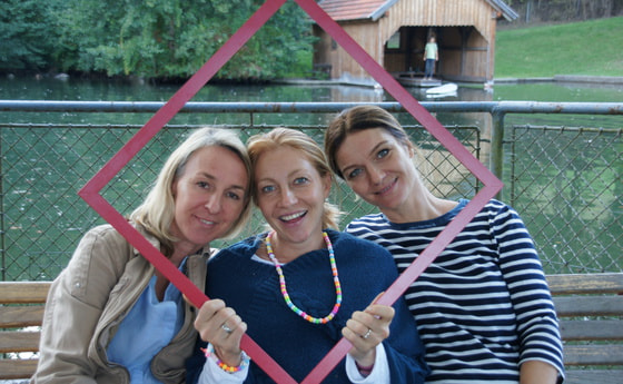 Drei Frauen vor dem Teich