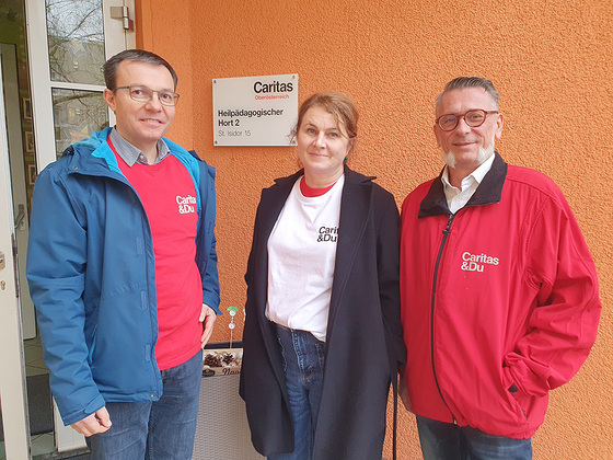 MOSAIK-Mitarbeiterin Andrea Allerstorfer mit Wolfgang Holzinger (li bzw. Mitte) und Christian Krottenauer (re), Leiter der Heilpädagogischen Hortgruppen in St. Isidor.
