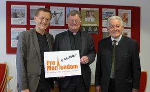 V. l.: KirchenZeitungs-Chefredakteur Matthäus Felllinger, Bischof Manfred Scheuer und Pro-Mariendom-Pate Josef Pühringer zeigen die bisherigen Spenden der KirchenZeitungs-LeserInnen. 