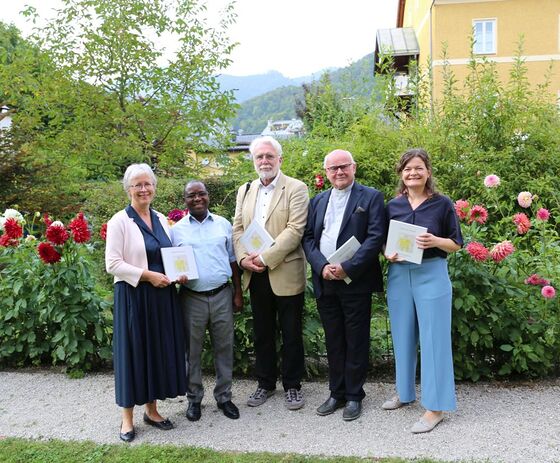 Das Team um die Buchveröffentlichung. V. l.: Pfarrsekretärin Claudia Kronabethleitner, Prälat Arcanjo Sitimela aus Mosambik, Redakteur Alfred Pittertschatscher, Herausgeber Franz Peter Handlechner, Mitarbeiterin Teresa Kaineder