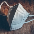 Das Tragen einer FFP2-Maske ist in katholischen Gottesdiensten in Innenräumen wieder verpflichtend. / © Antonio Cansino / www.pixabay.com CC0 1.0 Das Tragen einer FFP2-Maske ist in katholischen Gottesdiensten in Innenräumen wieder verpflichtend.