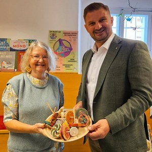 Bibliotheksleiterin Leonore Geißelbrecht und Bürgermeister Christian Penn