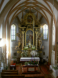 Altarraum mit Adventkranz