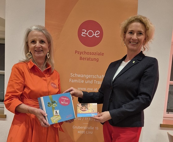 Überraschungspackerlübergabe bei KA OÖ-Präsidentin Gabriele Hofer-Stelzhammer