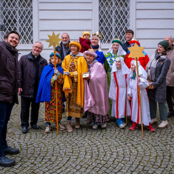Selfie der Sternsinger zusammen mit Generalvikar Severin Lederhilger, Dompropst Wilhelm Vieb?ck und Bischofsvikar Johann Hintermaier.