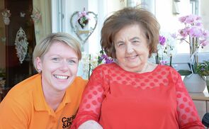Wundmanagerin Daniela Schwamberger (li.) mit Monika Strobl.