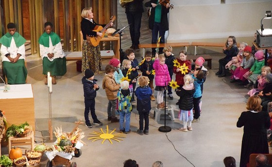 mit den Kindern des Pfarrcaritas-Kindergartens
