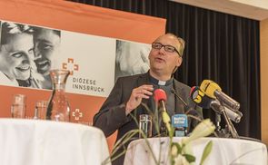 Der designierte Innsbrucker Bischof Hermann Glettler bei seiner Antrittspressekonferenz.