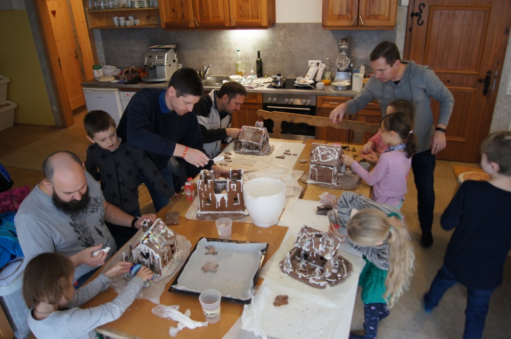 Lebkuchenhäuser werden am großen Tisch gemeinsam zusammengebaut