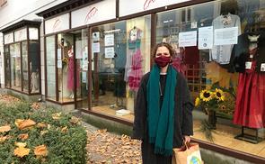 Leni, eine Jugendliche aus der Dompfarre, hat ihren Kleiderschrank ausgemistet und Kleidung, die sie nicht mehr braucht, dem Caritas-Shop „Carla“ zur Verfügung gestellt. 