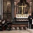 Sr. Maria Schlackl und P. Hans Eidenberger mit den Musizierenden beim Gottesdienst.
