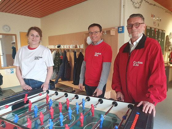 MOSAIK-Mitarbeiterin Andrea Allerstorfer mit Wolfgang Holzinger (li bzw. Mitte) und Christian Krottenauer (re), Leiter der Heilpädagogischen Hortgruppen in St. Isidor.