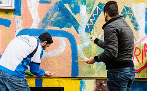 In ein internationales Kunstwerk verwandelte sich das Caritas-Flüchtlingshaus in der Spargutstraße 4 in Leonding.
