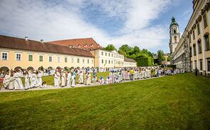 1200 Ministrant:innen vor dem Stift St. Florian