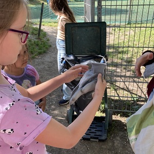 Handschuhe werden ausgeteilt