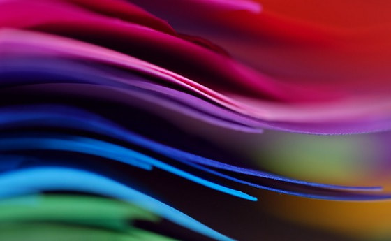 Frauen in der Musik setzten schon immer Farbakzente / © Soorelis/pixabay.com/CC0 1.0 Buntes Papier