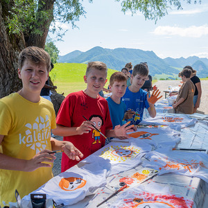 T-Shirts bemalen am Jungscharlager 2023