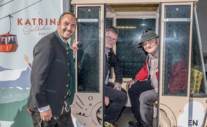 Bischof Manfred Scheuer (Mitte) mit Ischler Stadtpfarrer Christian Öhler (r.) und Katrin-Seilbahn-Geschäftsführer Johannes Aldrian (l.) in der neuen Themengondel