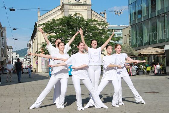 Ukrainische Kindertanzgruppe 'Viserunky' begeistert die Zuschauer:innen