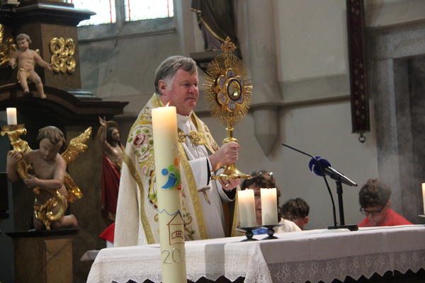 Bischof am Altar